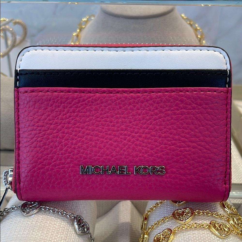 Michael Kors Jet Set Travel Medium Color-Block Wallet
DRAGONFRUIT MULTI
NWT